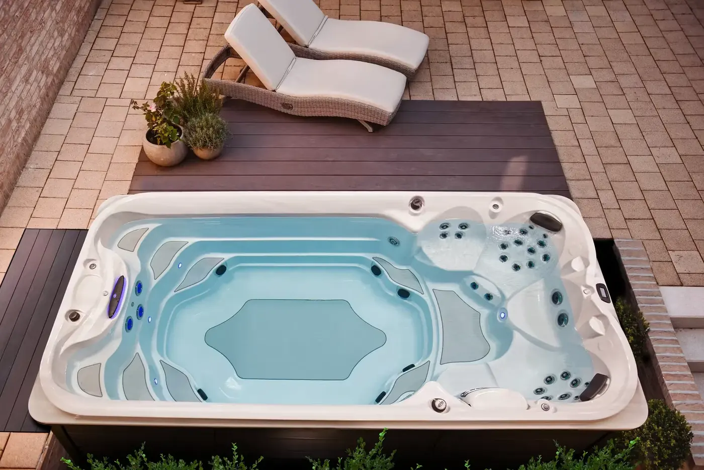 Jacuzzi® J-16 PowerActive™ Swim Spa official product view 5